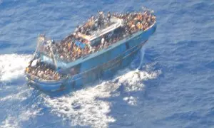 Imagen del pesquero naufragado con cientos de migrantes a bordo, fotografiado por un helicóptero de la Guardia Costera Grecia el martes 13 de junio antes de hundirse en aguas del Mar Jónico.