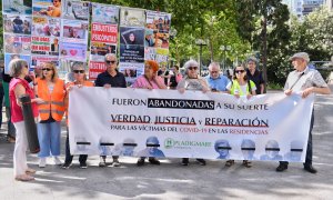 Varias personas sostienen una pancarta que reza: 'Fueron abandonadas a su suerte. Verdad, justicia y reparación para las víctimas del Covid-19 en las residencias' durante una concentración contra el maltrato a las personas mayores frente a los Juzgados de