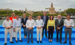 Alberto Núñez Feijóo y Juan Manuel Moreno Bonilla, con los alcaldes del PP en las capitales andaluzas.