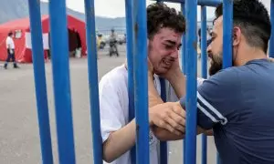 Un superviviente palestino del naufragio en el mar Jónico se abraza con su hermano, llegado desde Países Bajos para localizarlo en la ciudad griega de Kalamata.