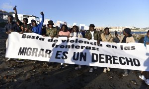 Varias personas caminan con pancartas en la décima Marcha de la Dignidad con el lema '¡Basta de violencia en las fronteras! ¡Migrar es un derecho!', a 4 de febrero de 2023, en Ceuta, (España).
