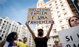 Varias personas se concentran contra el racismo en la Plaza del Callao el pasado 4 de junio.