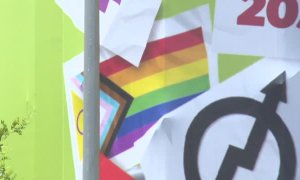 Miembros del colectivo LGTBIQ+ reaccionan a la provocativa lona colocada por VOX en la Calle Alcalá