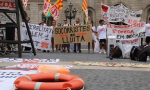 20/06/2023 - La concentració que els socorristes han protagonitzat aquest dimarts a la plaça Sant Jaume de Barcelona.