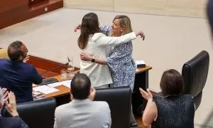 20/6/23 Blanca Martín (d), del PSOE, tras ser elegida este martes en segunda vuelta, presidenta de la Asamblea de Extremadura.