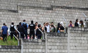 Varios guardias penitenciarios custodian a un grupo de reclusas tras el motín en la prisión de Tamara, a unos 25 kilómetros de Tegucigalpa, Honduras, el 20 de junio de 2023.