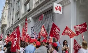 Trabajadores de la cadena sueca de moda H&M durante una protesta en Gran Vía, a 20 de junio de 2023, en Madrid.