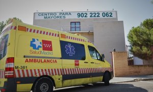Una ambulancia de SaludMadrid a su llegada a de la residencia Casablanca de Valdemoro (Madrid), en Valdemoro, Madrid, (España), a 12 de agosto de 2020.