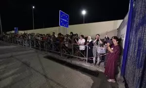 Grupos de personas esperan la llegada de familiares, amigos y conocidos que cruzan la frontera de España y Marruecos en Ceuta, a 16 de mayo de 2022.