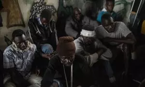 Un grupo de supervivientes de la tragedia de Melilla, muchos de ellos heridos, en una escuela abandonada en Casablanca, en julio de 2022.