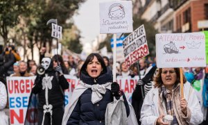 Varias persona participan en una manifestación de facultativos hospitalarios en su primera jornada de huelga, a 1 de marzo de 2023, en Madrid (España).