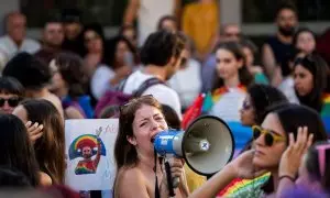 Una persona habla por megáfono durante la manifestación del Orgullo LGTBI+, a 24 de junio de 2023, en València.