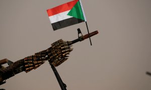Una bandera nacional sudanesa unida a una ametralladora de soldados de las Fuerzas Paramilitares de Apoyo Rápido (RSF), a 19 de junio de 2019.
