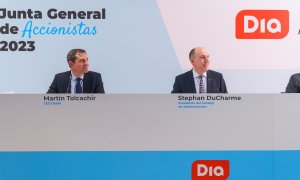 El consejero delegado del grupo de supermercados Dia, Martín Tolcachir (i), y el presidente del consejo de administración, Stephan DuCharme (d), durante la junta de accionistas.