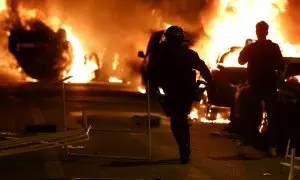 Vehículos arden en Nanterre (Francia) durante la segunda noche de protestas por la muerte de un joven a manos de la Policía, a 28 de junio de 2023