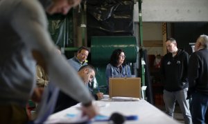 Varias personas ejercen su derecho a voto en la mesa electoral de Cendoi, en Lugo, en una imagen de archivo