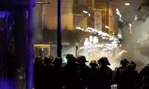 Petardos explotan cerca de los policías durante las protestas, a 30 de junio de 2023