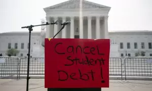 Una pancarta en la que se puede leer '¡Cancelad la deuda estudiantil! se muestra frente a la Corte Suprema de EEUU, a 30 de junio de 2023.