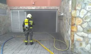 Un incendio en un garaje comunitario en Isla afecta a un barco y un coche