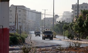 Vehículos blindados israelíes atraviesan la ciudad ocupada de Yenín, en Cisjordania, el 3 de julio de 2023, después de un ataque.