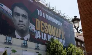 La "lona del odio" de Desokupa instalada en Antón Martín, Madrid, a 3 de julio de 2023.