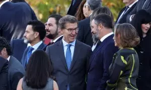 El líder del PP, Alberto Núñez Feijóo, conversa con el líder de Vox, Santiago Abascal, durante los actos de 12 de octubre de 2023, en Madrid.