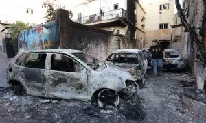05/07/2023 - Un palestino inspecciona los vehículos destruidos después de una redada del ejército israelí en la ciudad cisjordana de Yenín, a 5 de julio de 2023.
