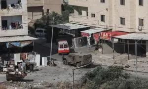 Una ambulancia se abre paso en Yenín seguida de  fuerzas israelíes