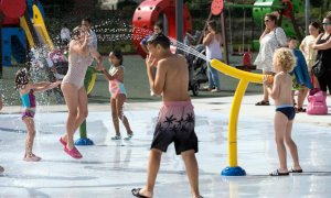 Más de mil niños disfrutan del chapuzón inaugural en el nuevo parque de agua de Cros