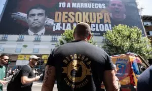 El líder de Desokupa, Daniel Esteve, frente a la lona que ha desplegado la plataforma Desokupa contra el presidente del Gobierno, a 3 de julio de 2023, en Madrid.