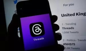 Pantalla de teléfono con el logo de Threads