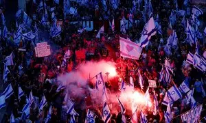 La gente participa en una manifestación contra el primer ministro de Israel , Benjamin Netanyahu, y la reforma judicial de su Gobierno en Tel Aviv, Israel.