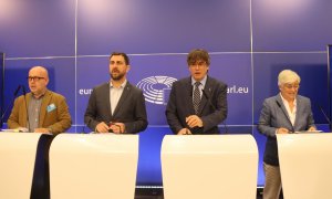 L'advocat Gonzalo Boye i els eurodiputat de Junts Toni Comín, Carles Puigdemont i Clara Ponsatí en la roda de premsa per valorar la sentència del TGUE sobre la immunitat.