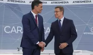 Los candidatos a la presidencia del Gobierno, el socialista Pedro Sánchez (i) y el popular Alberto Núñez Feijoo, antes de iniciar el debate electoral hoy lunes en Madrid