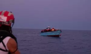 Barco de la ONG española Open Arms rescata a un grupo de migrantes