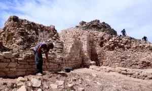 Els arqueòlegs, treballant a la zona de l'accés del poblat ibèric del Coll del Moro de Gandesa i a la torre defensiva