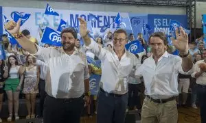 El candidato del PP a la presidencia del Gobierno, Alberto Núñez Feijóo, junto al expresidente del Gobierno José María Aznar y el presidente en funciones de la Región de Murcia, Fernando López Miras.