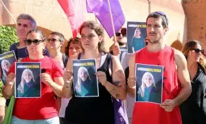 Concentrats amb cartells denunciant la infiltració d'una agent de la Policia Nacional en moviments independentistes de Girona i Salt