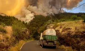 15/07/2023 - Un camión cisterna acude al incendio forestal declarado en la Palma, a 15 de julio de 2023, en Puntagorda, La Palma, Canarias.