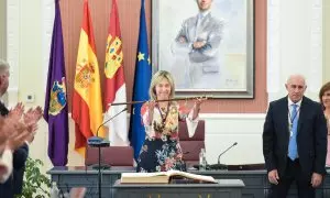 17/07/2023 - La alcaldesa entrante de Guadalajara, Ana Guarinos, muestra el bastón de mando en la sesión de constitución del Ayuntamiento de Guadalajara, a 17 de junio de 2023, en Guadalajara, Castilla-La Mancha.