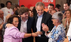 El secretario general del PSE-EE, Eneko Andueza y el expresidente del Gobierno de España José Luis Rodríguez Zapatero, saludan antes del mitin.
