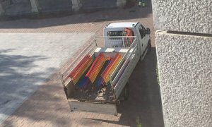 Operarios del ayuntamiento de Galapagar retiran los bancos arcoíris