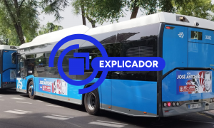 Un autobús de la EMT con un cartel de la Falange Española en Madrid