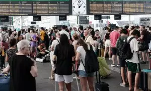 Un gran número de personas aguarda al restablecimiento del tráfico ferroviario en la estación Joaquín Sorolla, en València a 23 de julio de 2023