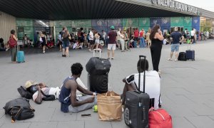 24/07/2023 Varias personas esperan en la entrada de la estación València Joaquín Sorolla tras la suspensión de los servicios AVE