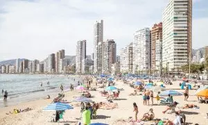 11/03/2023 - Numerosas personas se bañan y toman el sol en la playa de Poniente, a 11 de marzo de 2023, en Benidorm, Alicante, País Valencià.
