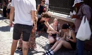 Una mujer sufre un golpe de calor en las calles de Roma durante la ola de calor del mes de julio de 2023.
