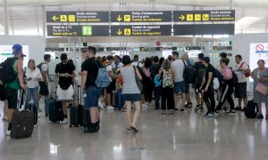 Acumulació d'usuaris per fer el control de seguretat a l'aeroport del Prat