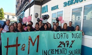 01/08/2023 Trabajadoras de H&M de La Morera celebrando el aumento del 24,7% de su salario