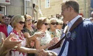 El presidente del PP, Alberto Núñez Feijóo saluda a unas mujeres durante la LXXI Festa do Albariño celebrado en Cambados, Pontevedra, este domingo 6 de agosto de 2023.